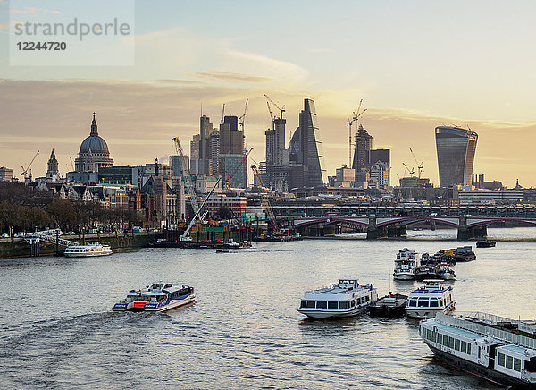 Blick über die Themse auf die City of London bei Sonnenaufgang  London  England  Vereinigtes Königreich  Europa