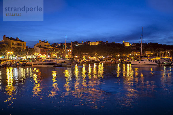 Hafen in der Abenddämmerung  Porto Vecchio  Korsika  Frankreich  Mittelmeer  Europa