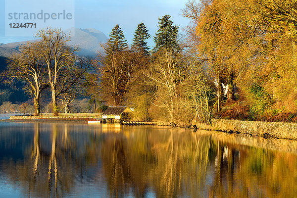 Bootshaus Loch Ard im Herbst  Trossachs National Park  Region Stirling  Schottland  Vereinigtes Königreich  Europa