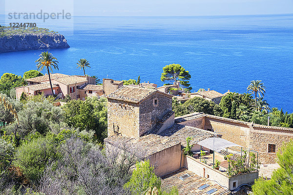 Blick auf das Dorf Lluc Alcari bei Deia  Mallorca (Mallorca)  Balearen  Spanien  Mittelmeer  Europa