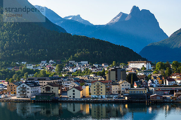 Andalsnes liegt an der Mündung des Flusses Rauma  am Ufer des Romsdalsfjords  More og Romsdal  Norwegen  Skandinavien  Europa