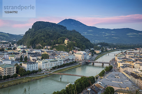Blick auf die Salzach mit der Altstadt zur Rechten und der Neustadt zur Linken  Salzburg  Österreich  Europa