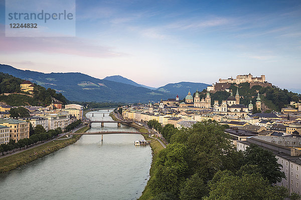 Blick auf die Salzach und die Burg Hohensalzburg über der Altstadt  Salzburg  Österreich  Europa