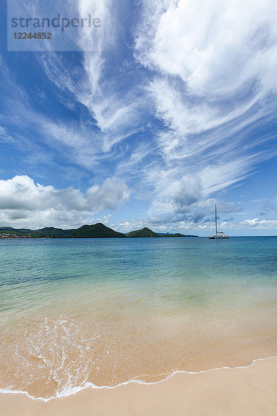 Das wunderschöne klare Wasser in der Rodney Bay  St. Lucia  Inseln über dem Winde  Westindien  Karibik  Mittelamerika
