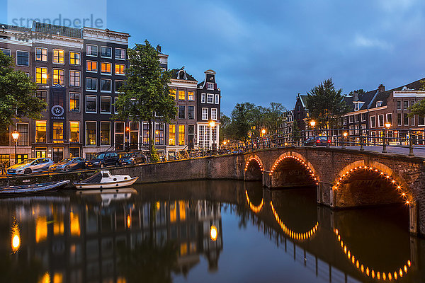 Eine Brücke über den Keizersgracht-Kanal  Amsterdam  Niederlande  Europa