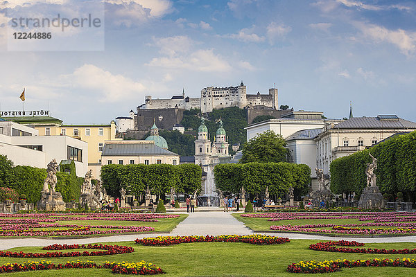 Blick auf die Burg Hohensalzburg vom Mirabellgarten aus  UNESCO-Welterbe  Salzburg  Österreich  Europa