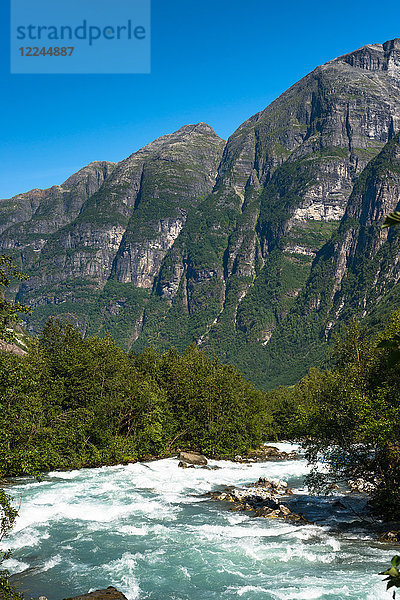 Fluss durch die Berge in der Nähe des Briksdals-Gletschers  Bezirk Fjordane  Norwegen  Skandinavien  Europa