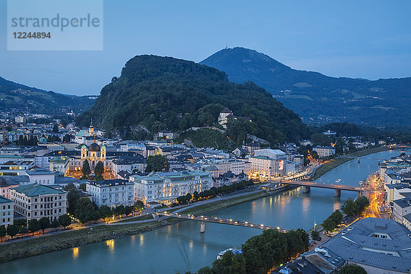 Blick auf die Salzach mit der Altstadt zur Rechten und der Neustadt zur Linken  Salzburg  Österreich  Europa