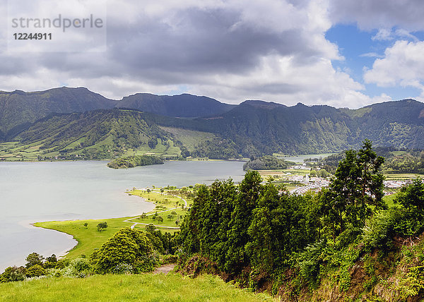 Lagoa das Sete Cidades  Blick von oben  Insel Sao Miguel  Azoren  Portugal  Atlantik  Europa