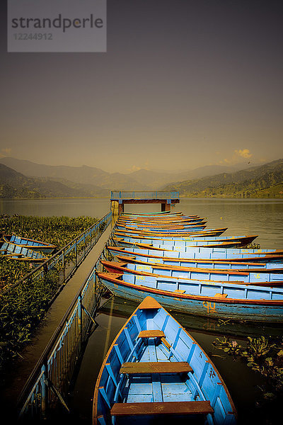 Boote im Hafen am Fewa-See  Pokhara  Nepal  Asien