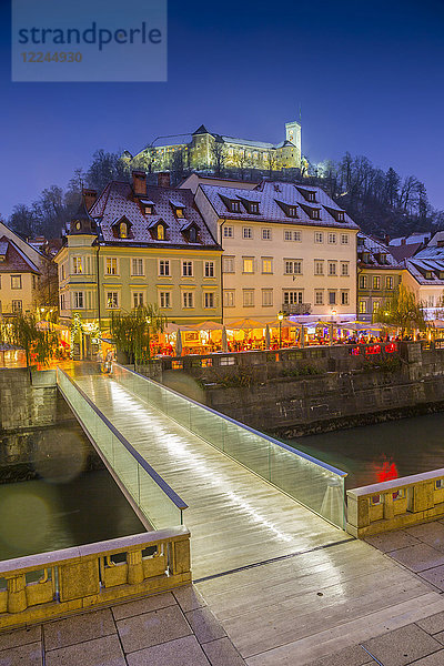 Blick auf Häuser am Fluss Ljubljanica und die Burg von Ljubljana in der Abenddämmerung  Ljubljana  Slowenien  Europa