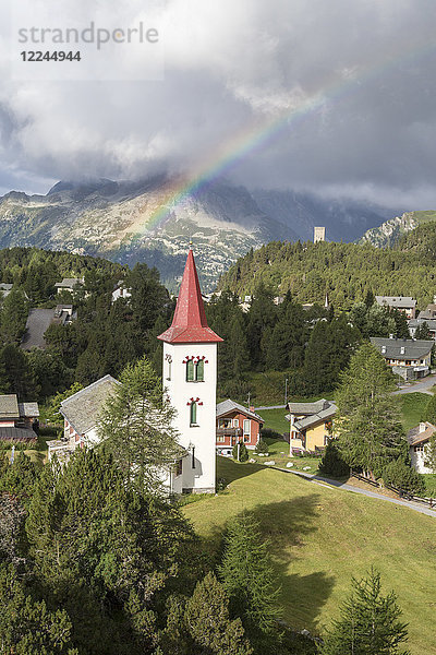 Regenbogen über Chiesa Bianca  Maloja  Bergell  Engadin  Kanton Graubünden (Graisons)  Schweiz  Europa