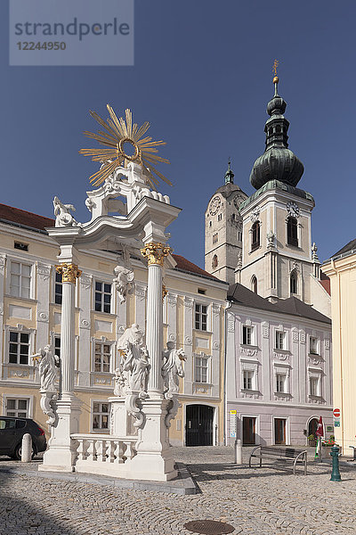 Rathausvorplatz mit Nepomuk-Säule  Krems  Wachau  Niederösterreich  Europa