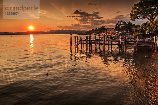 Blick auf den goldenen Sonnenuntergang am Gardasee  Sirmione  Gardasee  Lombardei  Italienische Seen  Italien  Europa