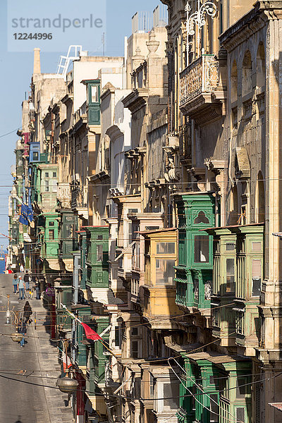 Traditionelle Balkone auf der belebten Straße Triq Ir Repubblika in der Altstadt von Valletta  UNESCO-Weltkulturerbe und Kulturhauptstadt Europas 2018  Valletta  Malta  Mittelmeer  Europa