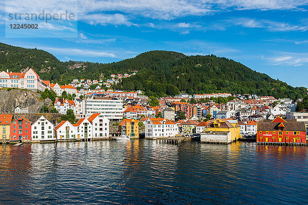 Bergens Hafenviertel und Skyline vom Meer aus gesehen  Hordaland  Norwegen  Skandinavien  Europa