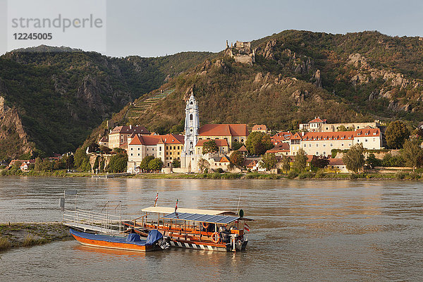 Blick über die Donau auf Stiftskirche und Burgruine  Durnstein  Wachau  Niederösterreich  Österreich  Europa