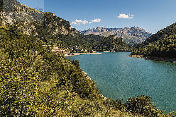 Das Dorf Lanuza und das Resevoir  mit der Sierra Tendenera dahinter  Tena-Tal  Sallent de Gallego  Pyrenäen  Provinz Huesca  Spanien  Europa