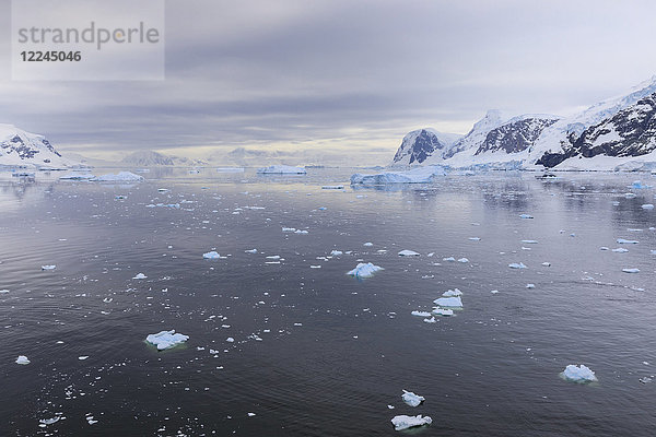 Atmosphärischer Eisberg  Berg- und Gletscherreflexionen  Neko Harbour  Andvord Bay  Graham Land  Antarktische Halbinsel  Antarktis  Polarregionen