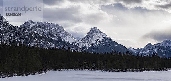 Panoramablick auf die Winterlandschaft der kanadischen Rocky Mountains am Lower Kananaskis Lake  Alberta  Kanada  Nordamerika