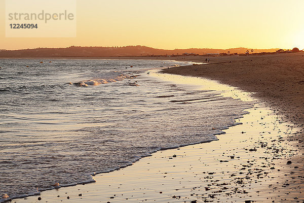 Praia de tres Irmaos Strand bei Sonnenuntergang  Atlantischer Ozean  Alvor  Algarve  Portugal  Europa