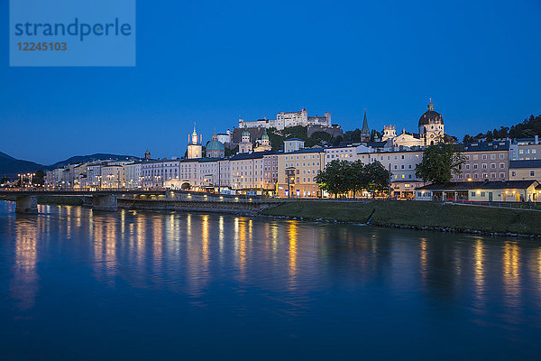 Blick auf die Salzach  die Burg Hohensalzburg und die Altstadt  UNESCO-Welterbe  Salzburg  Österreich  Europa