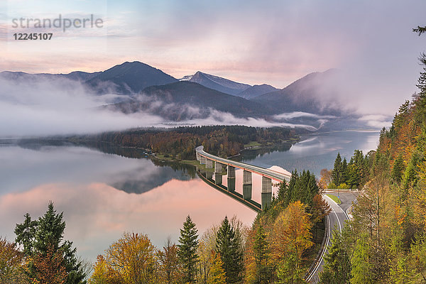 Sylvensteinsee und Brücke umgeben vom Morgennebel in der Morgendämmerung  Landkreis Bad Tolz-Wolfratshausen  Bayern  Deutschland  Europa