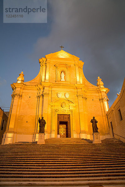 Die Catedral de Rabat bei Nacht in der alten Zitadelle von Victoria (Rabat) im Herzen von Gozo  Malta  Mittelmeer  Europa