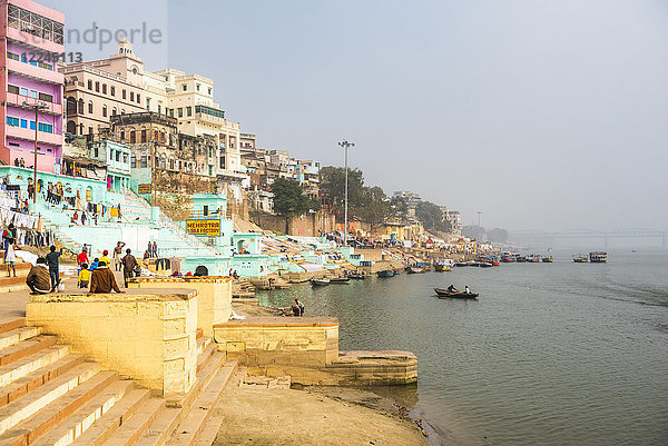 Ghats am Ufer des Ganges  Varanasi  Uttar Pradesh  Indien  Asien