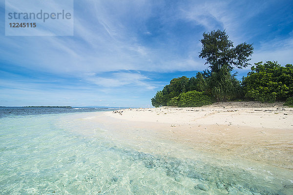Türkisfarbenes Wasser und weißer Sandstrand auf der atemberaubenden kleinen Insel Ral vor der Küste von Kavieng  Neuirland  Papua-Neuguinea  Pazifik