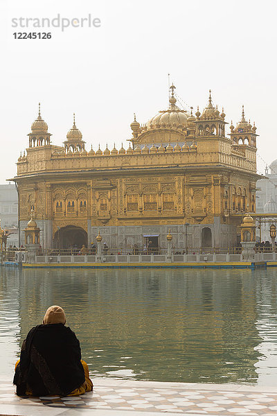Sikh-Gläubiger des Goldenen Tempels  Amritsar  Punjab  Indien  Asien
