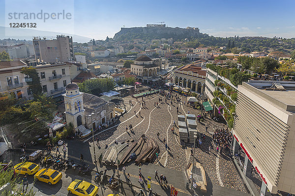 Erhöhter Blick auf Taxis  Einkäufer und die griechisch-orthodoxe Kirche am Monastiraki-Platz  Akropolis im Hintergrund  Bezirk Monastiraki  Athen  Griechenland  Europa