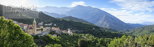 Panorama von Dorf und Bergen bei Corte  Korsika  Frankreich  Europa