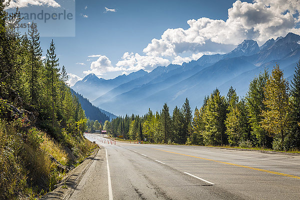 Blick auf die Berge entlang des Trans Canada Highway im Glacier National Park  British Columbia  Kanada  Nordamerika