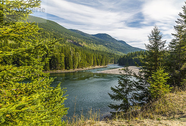Blick auf den Clearwater River und Wiesen bei Clearwater  British Columbia  Kanada  Nordamerika