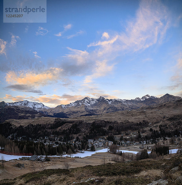 Panorama von Madesimo in der Morgendämmerung  Splugatal  Provinz Sondrio  Valtellina  Lombardei  Italien  Europa