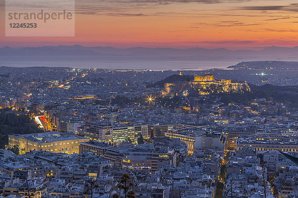 Blick auf Athen und die Akropolis vom Likavitos-Hügel und das Ägäische Meer am Horizont bei Sonnenuntergang  Athen  Griechenland  Europa