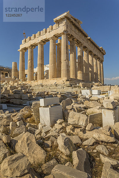 Blick auf den Parthenon im späten Nachmittagssonnenlicht  Akropolis  UNESCO-Weltkulturerbe  Athen  Griechenland  Europa