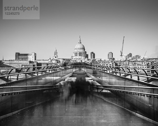 Geisterhafte Gestalten auf dem Weg zur Arbeit in einem Langzeitbelichtungsbild von St. Paul's von der Millennium Bridge  City of London  London  England  Vereinigtes Königreich  Europa