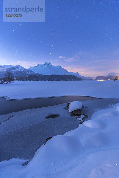 Sterne über dem Piz Da La Margna und dem vereisten Silsersee  Maloja  Engadin  Kanton Graubünden  Schweiz  Europa