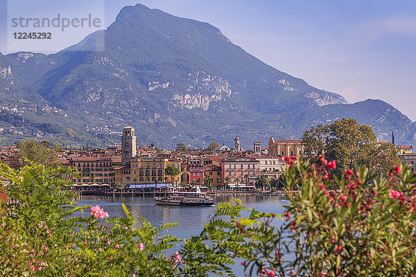 Blick von oben auf den Hafen von Riva del Garda  Gardasee  Trentino  Italienische Seen  Italien  Europa