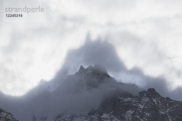 Formen über den Gipfeln im Nebel  Cime Del Largo  Bergell  Kanton Graubünden (Graisons)  Schweiz  Europa