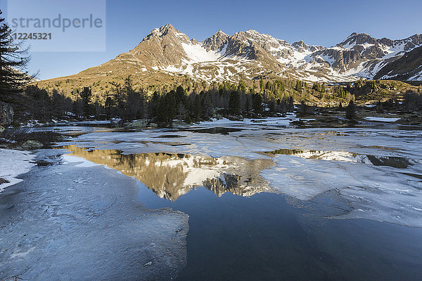 Frühlingstauwetter am Lago Viola  Val di Campo  Region Poschiavo  Kanton Graubünden  Schweiz  Europa