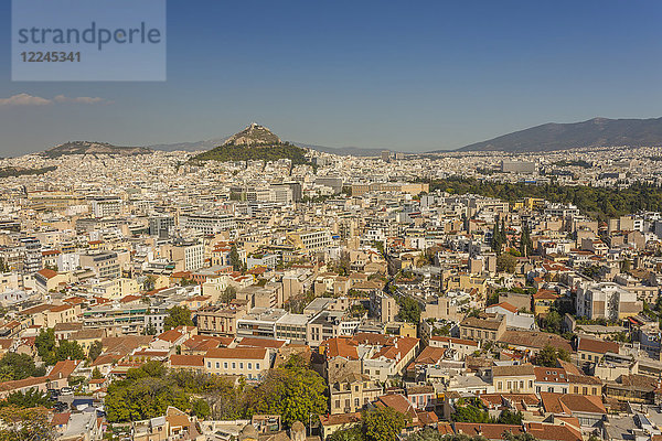 Blick auf Athen und den Likavitos-Hügel über den Dächern des Plaka-Viertels von der Akropolis aus  Athen  Griechenland  Europa