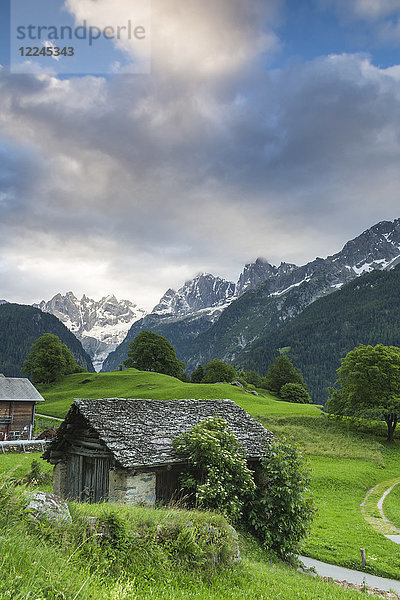 Das Alpendorf Soglio in der Morgendämmerung  Bergeller Tal  Region Maloja  Kanton Graubünden  Schweiz  Europa