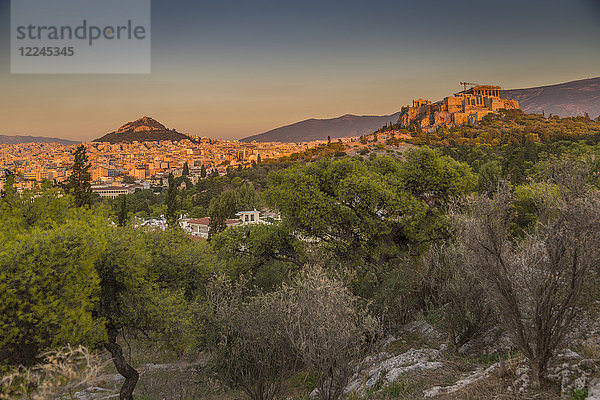 Blick auf die Akropolis und den Likavitos-Hügel bei Sonnenuntergang vom Filopappou-Hügel  Athen  Griechenland  Europa