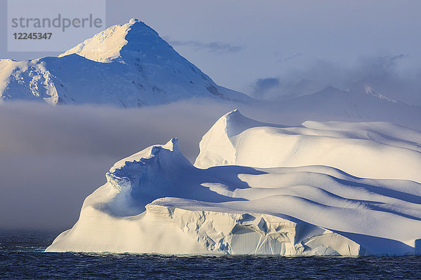Riesiger nicht-tafelförmiger Eisberg  Berge  Abendlicht und Nebel  Bransfield Strait  Süd-Shetland-Inseln  Antarktis  Polarregionen