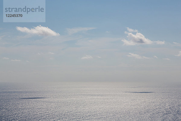 Wolken mit Schatten über einem ruhigen Mittelmeer  vor Malta  Mittelmeer  Europa