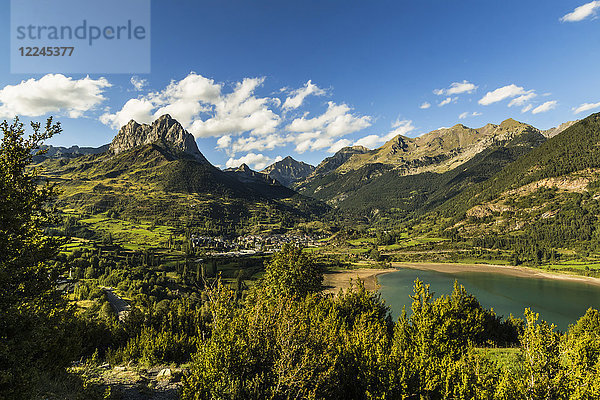 Pena Foratata-Gipfel  Lanuza-See und malerische Bergstadt im Tena-Tal  Sallent de Gallego  Pyrenäen  Provinz Huesca  Spanien  Europa