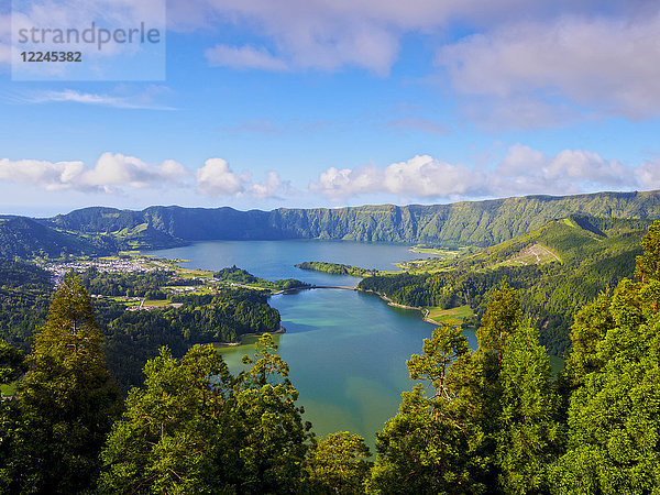 Lagoa das Sete Cidades  Blick von oben  Insel Sao Miguel  Azoren  Portugal  Atlantik  Europa